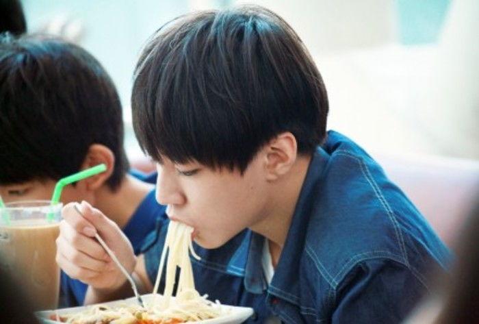 娱乐圈吃瓜王俊凯图片